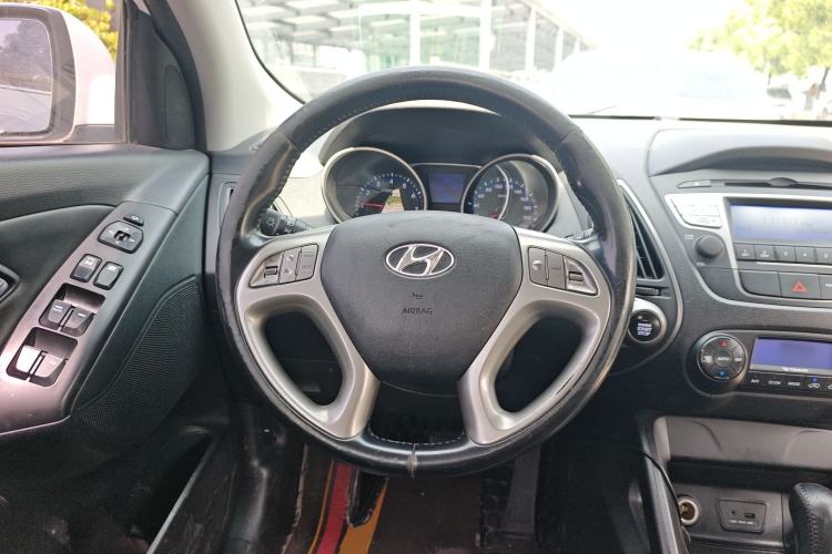 Used Hyundai ix35 2015 2.0L Automatic 2WD Smart Version China V Standard Steering Wheel