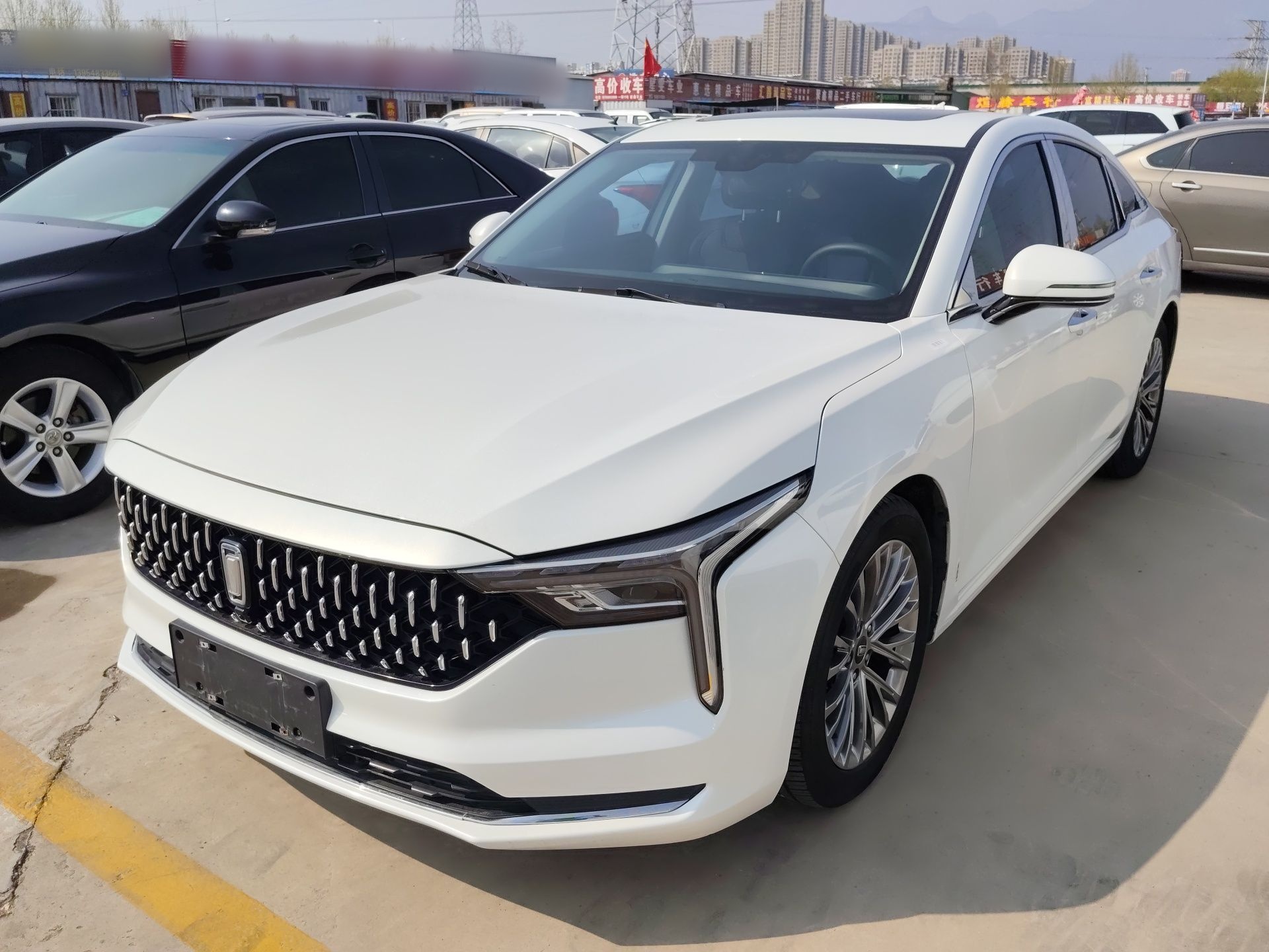 تحت مقدمة السيارة