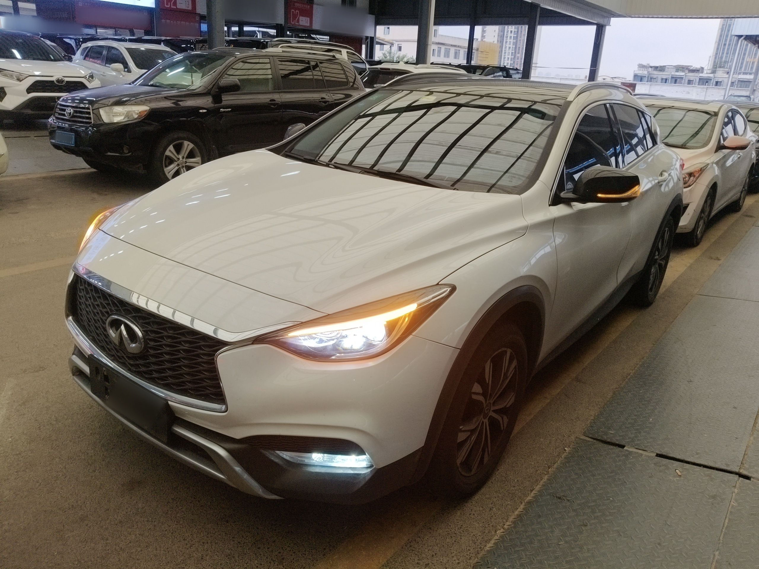 Под передней частью автомобиля