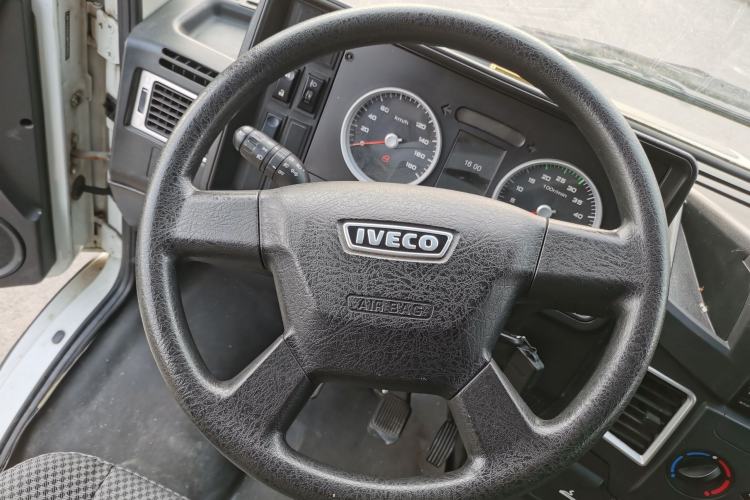 Used Iveco Daily 2021 2.5T A35 M1 Passenger Van 5-9 Seater Short Wheelbase Low Roof Dual Tires Manual Doors
