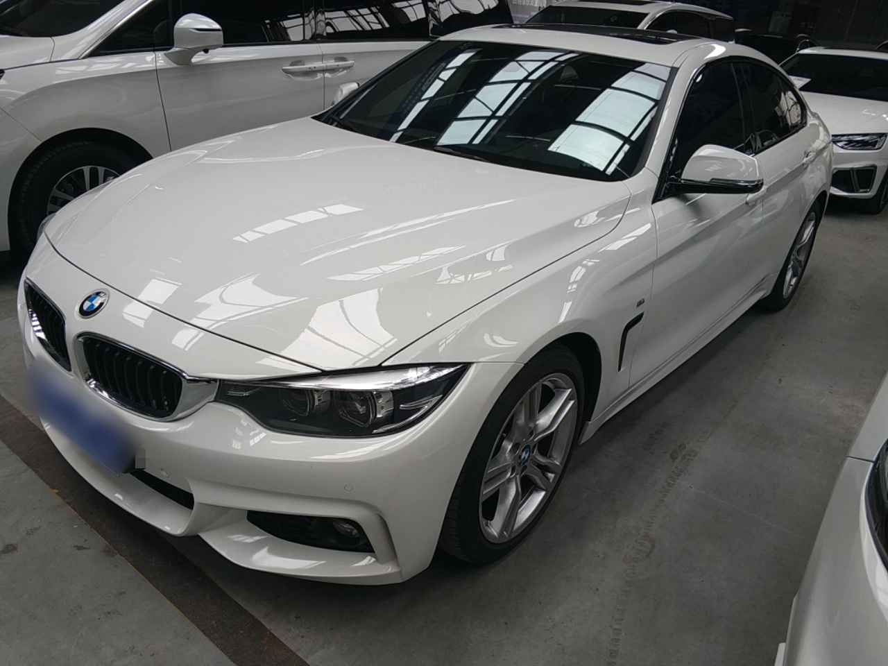 تحت مقدمة السيارة