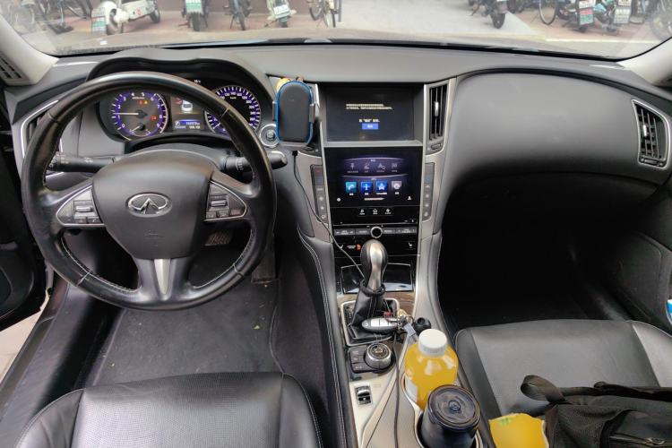 Used Infiniti Q50 2014 3.7L Luxury Edition Center Console