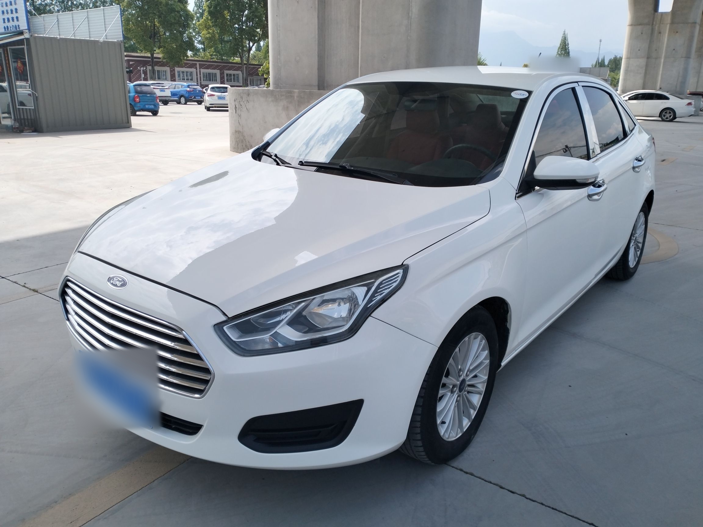 تحت مقدمة السيارة