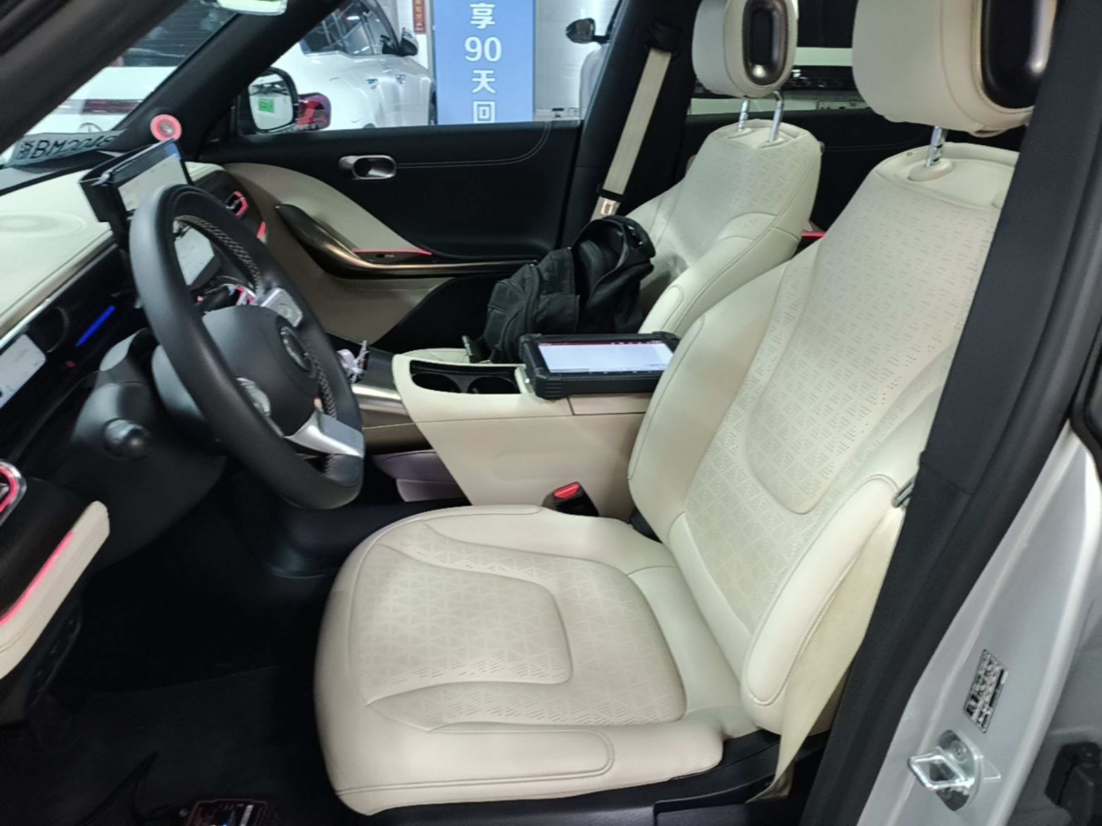 المقاعد الأمامية داخل السيارة