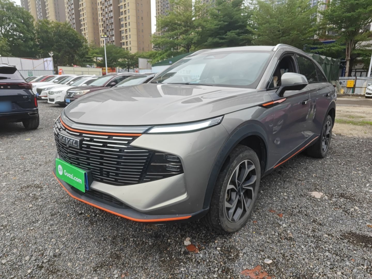 Под передней частью автомобиля