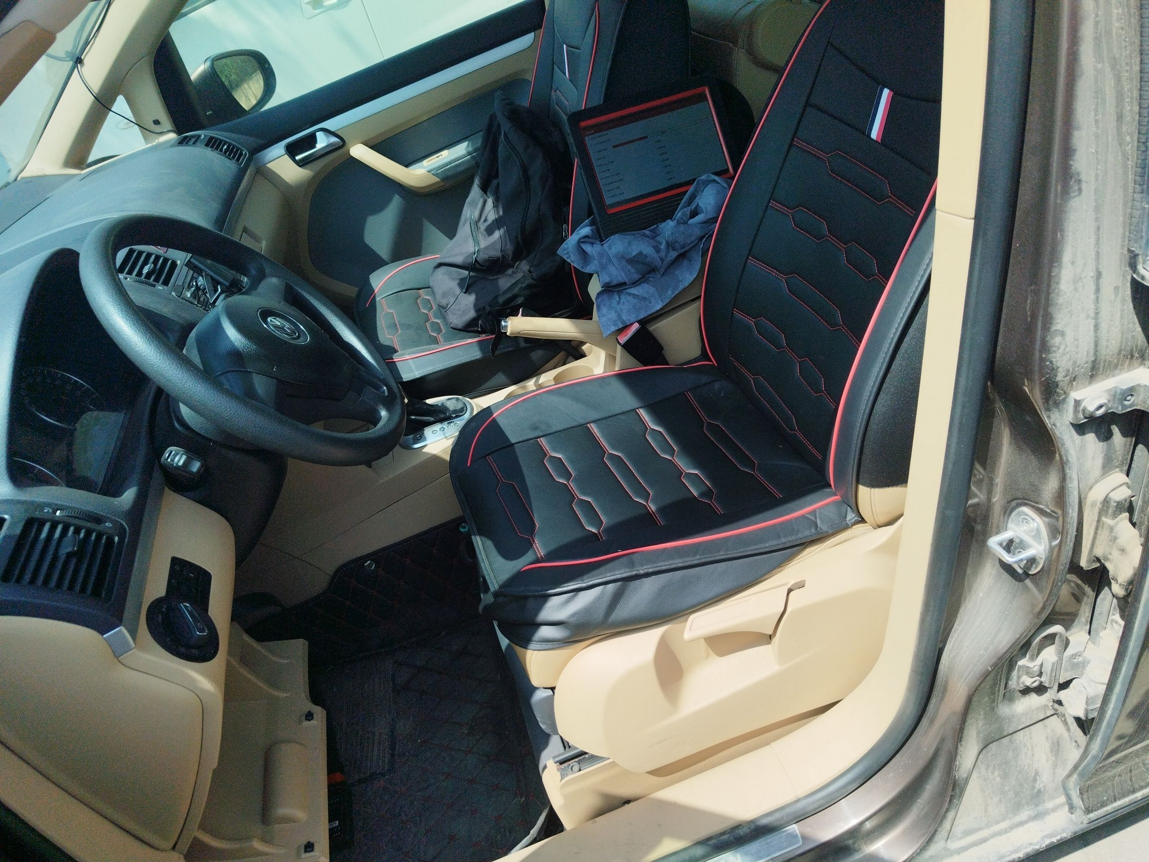 المقاعد الأمامية داخل السيارة