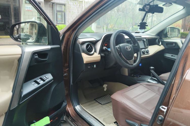 Used Toyota RAV4 2013 2.0L CVT Two-Wheel Drive Urban Edition Interior 3