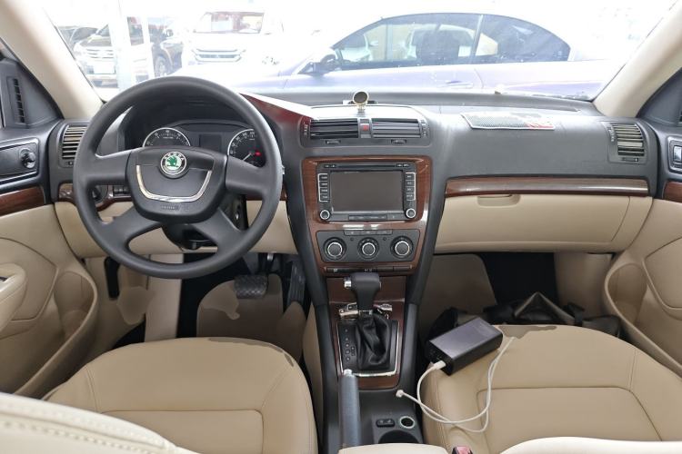 Used Skoda Octavia 2012 1.6L Automatic Yijun Edition Center Console