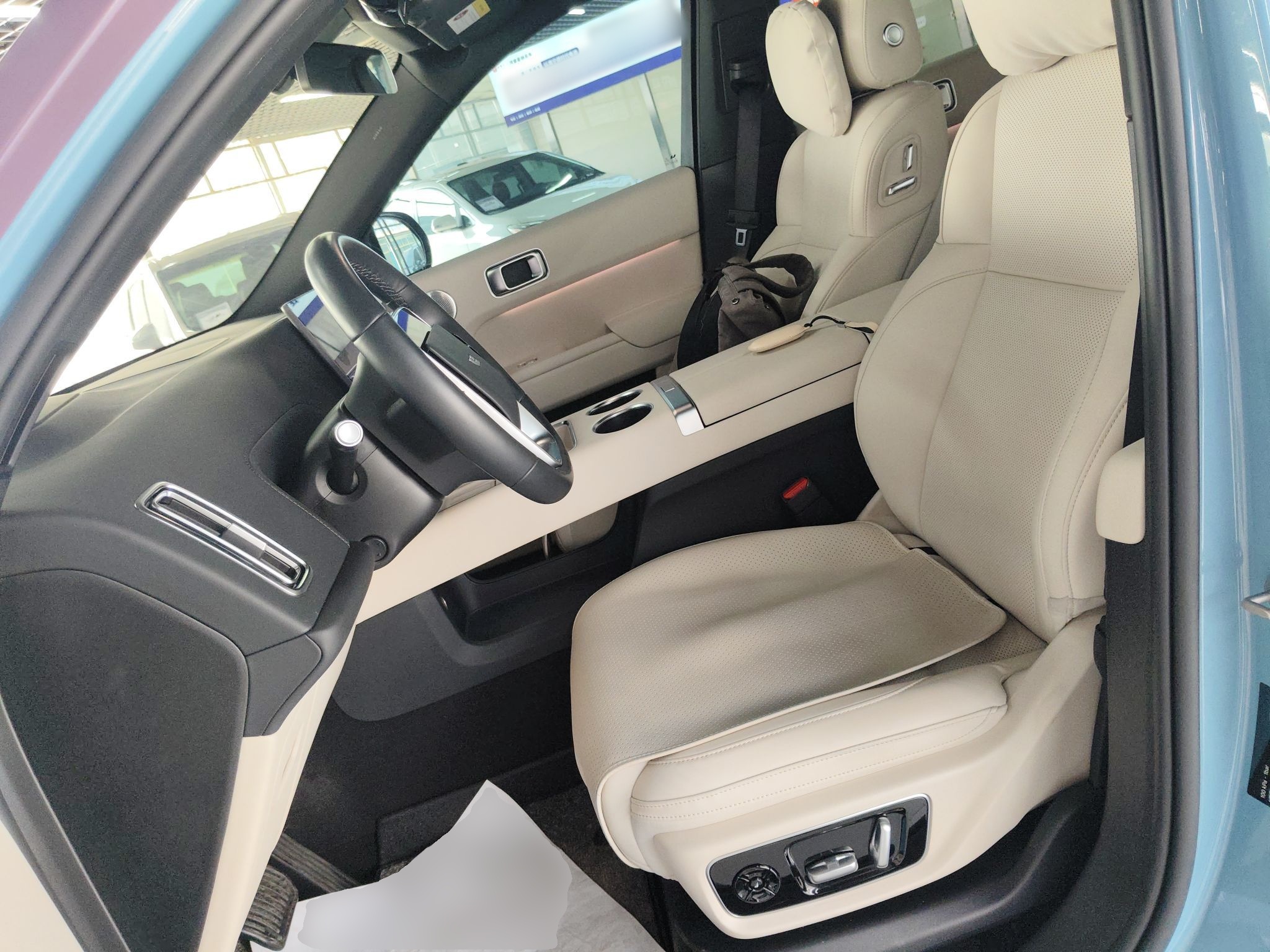 Переднее сиденье в автомобиле