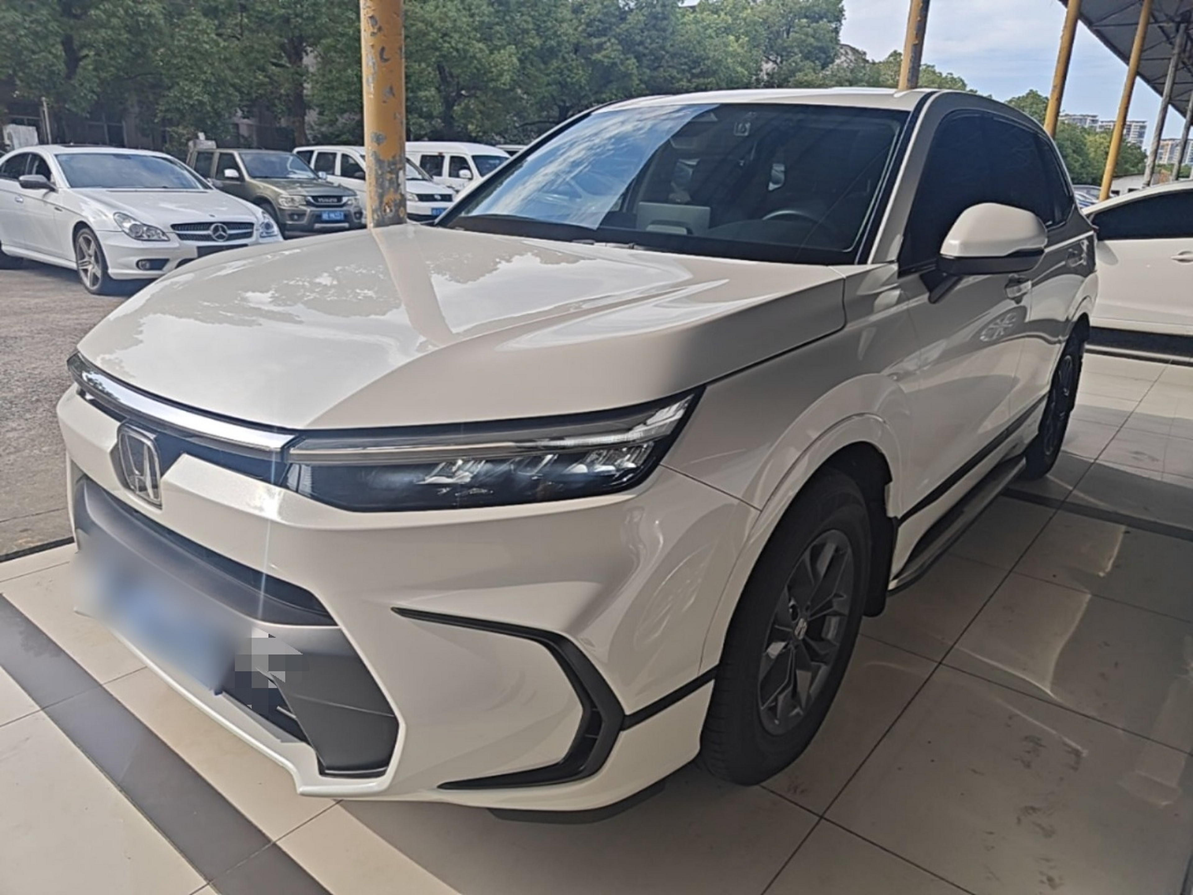 Под передней частью автомобиля