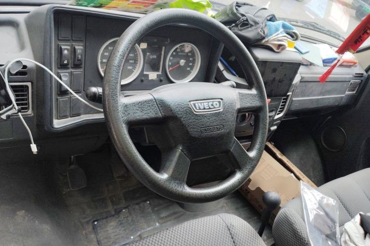 Used Iveco Daily 2020 2.5T A35 Passenger Van Single-Tire Mid-Roof Design 5-9 Seats China V Emission Standard
