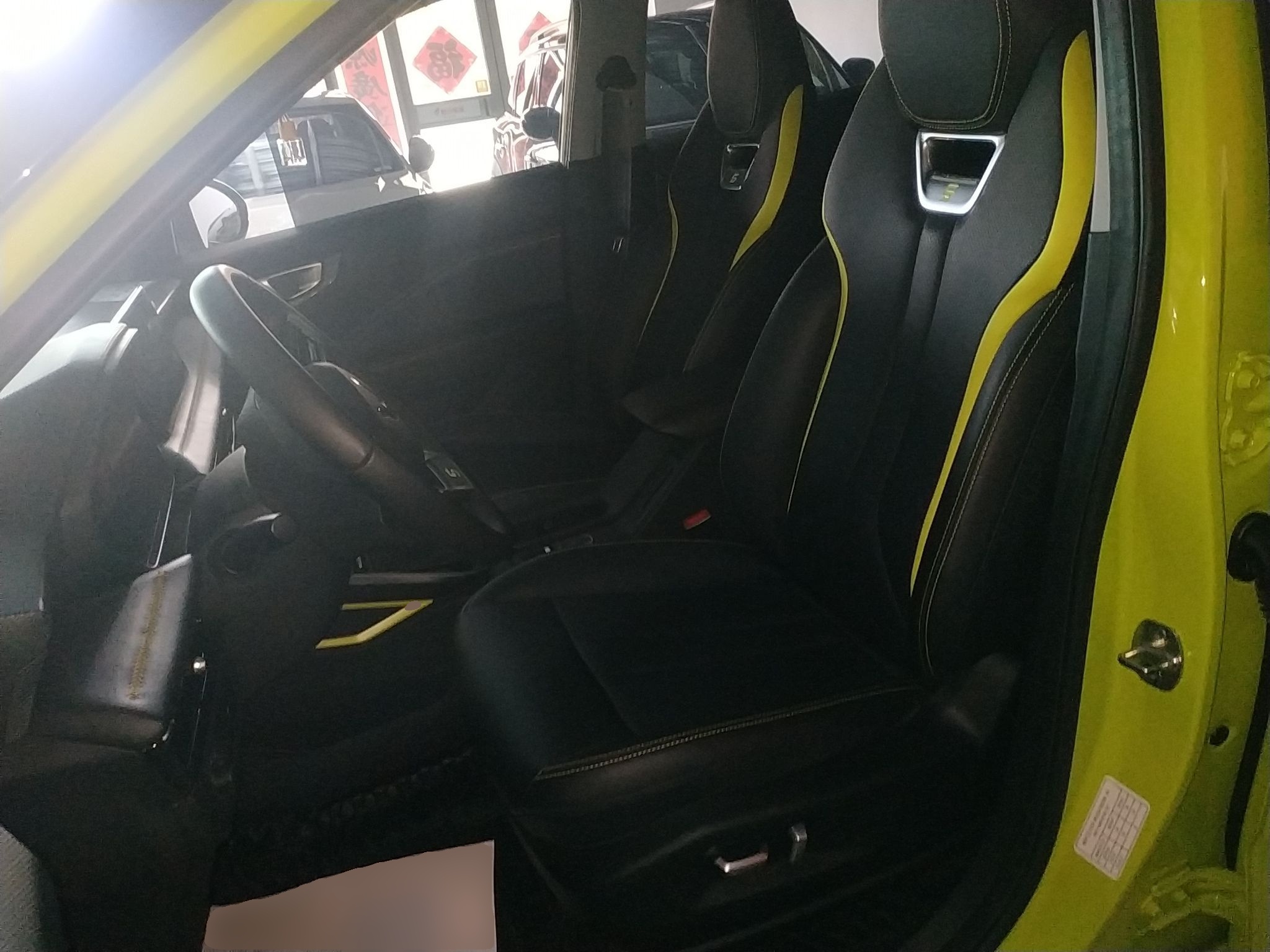 المقاعد الأمامية داخل السيارة