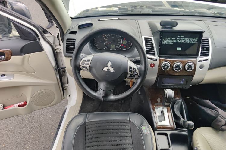 Used Mitsubishi Pajero Sport 2013 3.0L Automatic 4x4 Flagship Edition Steering Wheel