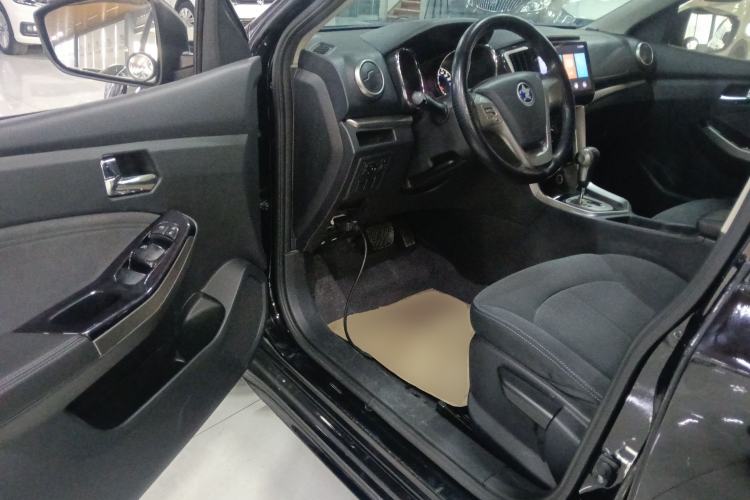 Used Venucia T70 2016 2.0L CVT Smart Choice Edition
