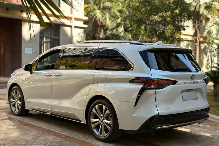 Used Toyota Sienna 2023 2.5L Hybrid Platinum Edition
