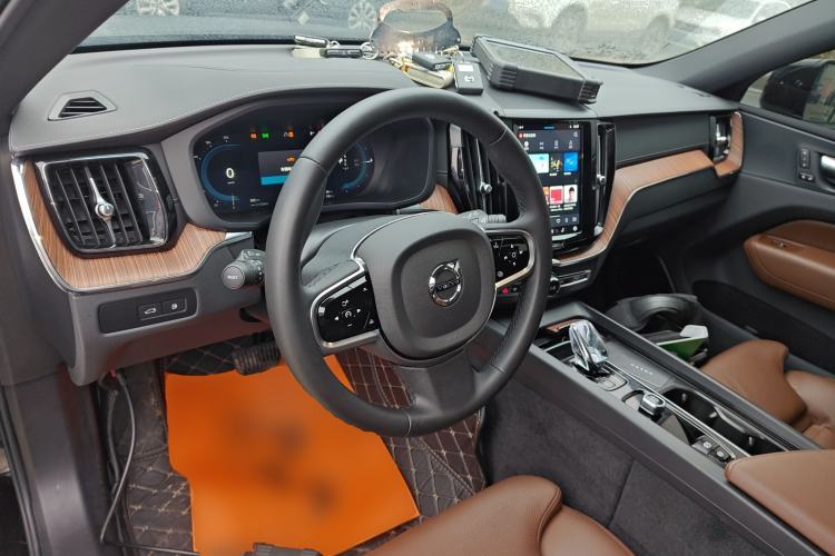 Used Volvo XC60 New Energy 2025 Plug-in Hybrid Long-Range All-Wheel Drive Smart & Luxurious Edition
