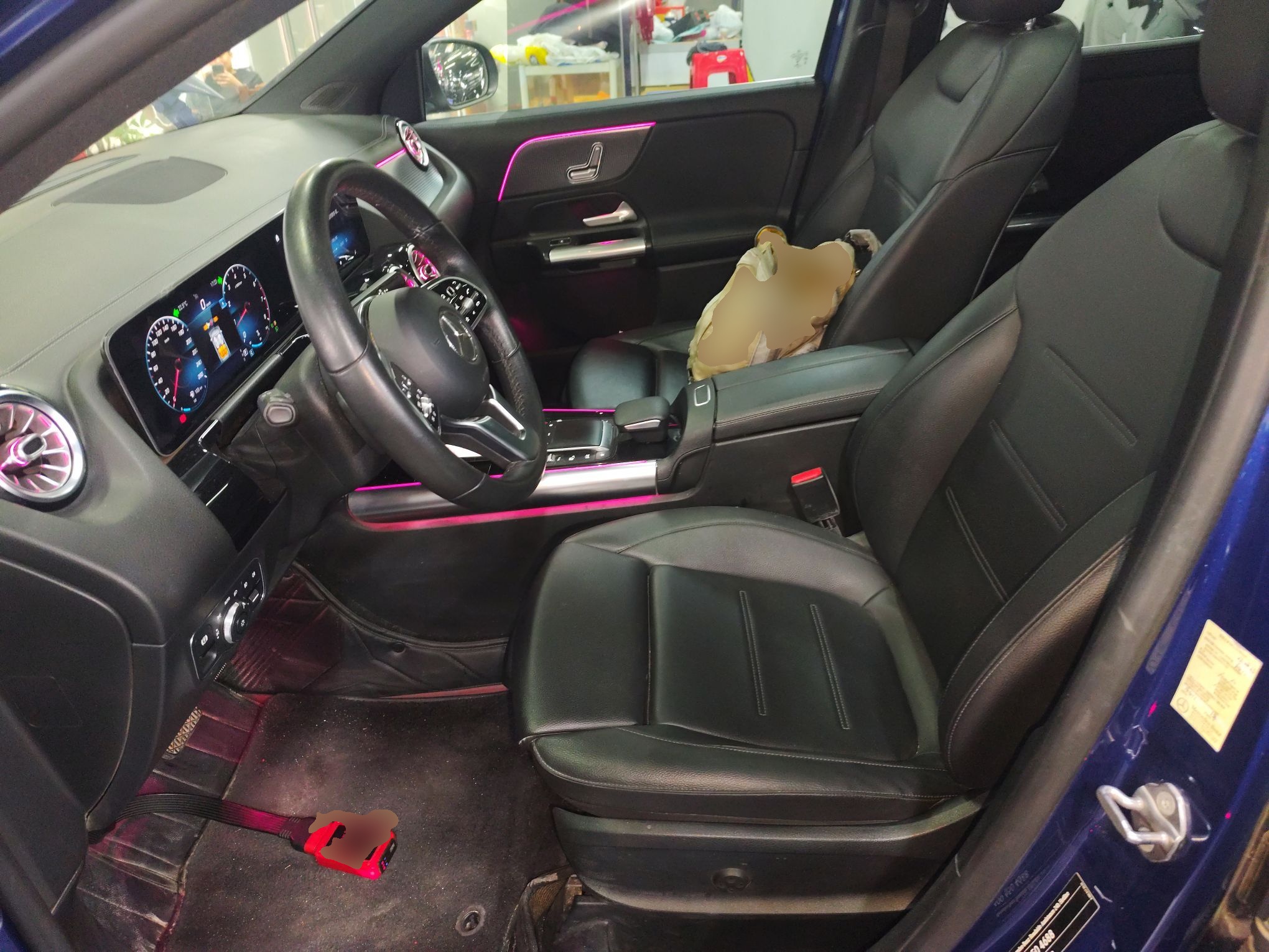 المقاعد الأمامية داخل السيارة