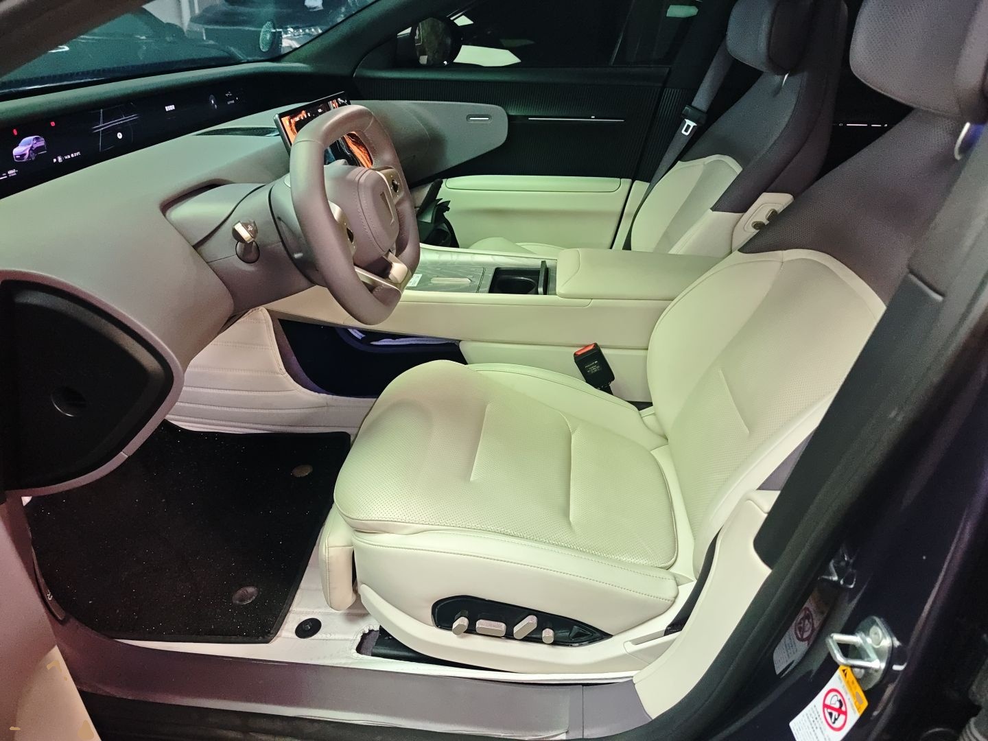 المقاعد الأمامية داخل السيارة