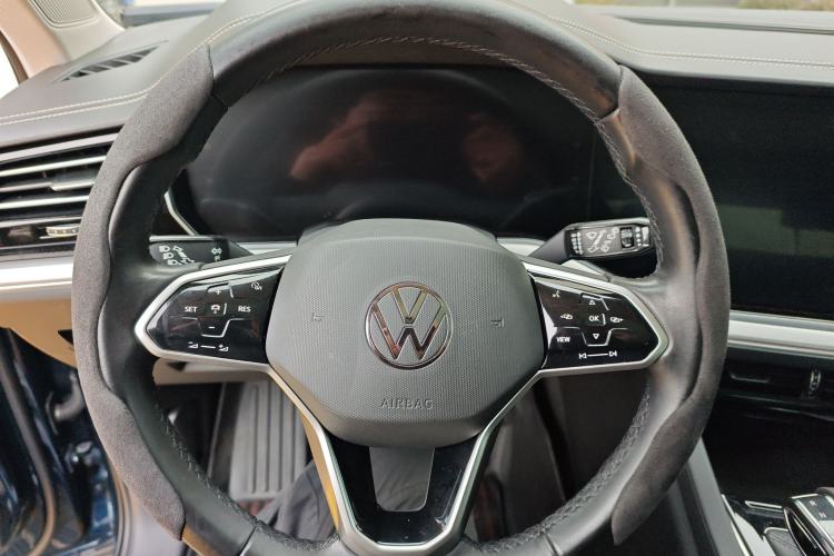 Used Volkswagen Touareg 2020 3.0 TSI Luxury Edition China VI Steering Wheel