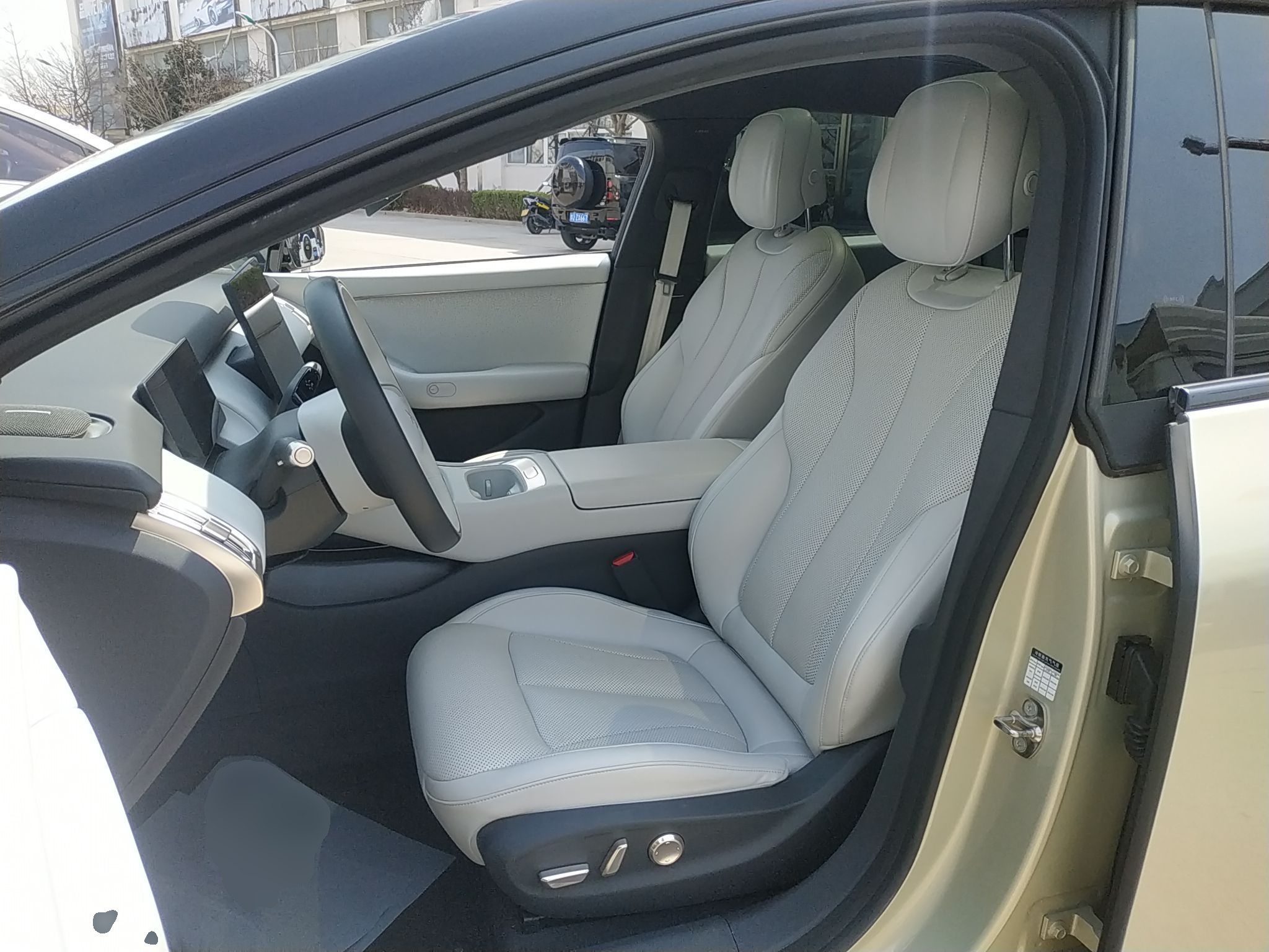 Переднее сиденье в автомобиле