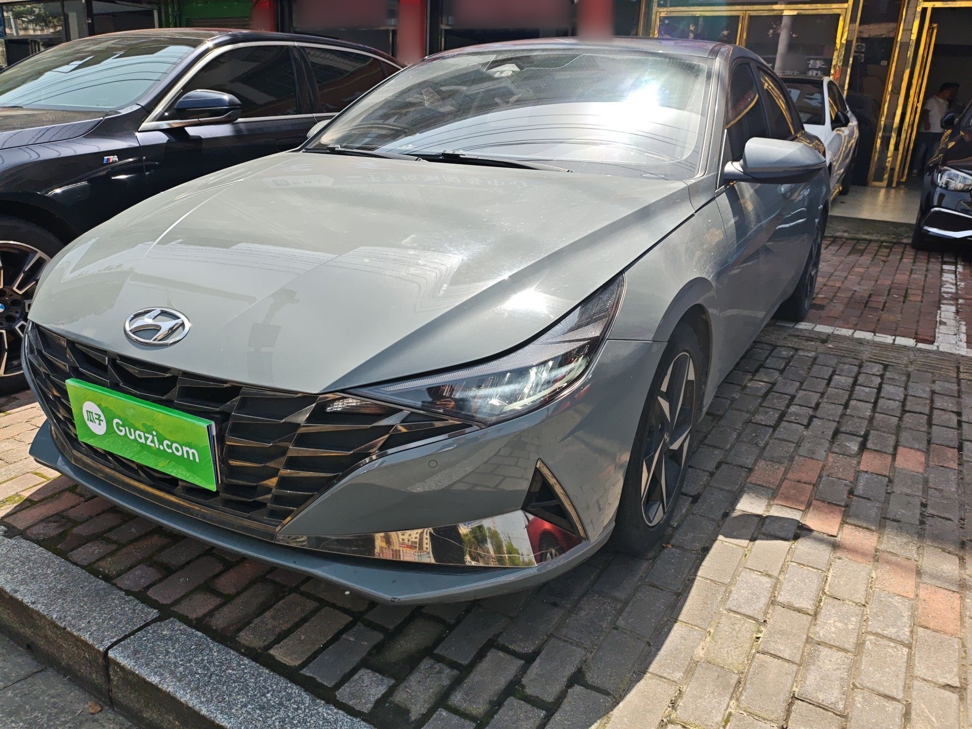 Под передней частью автомобиля