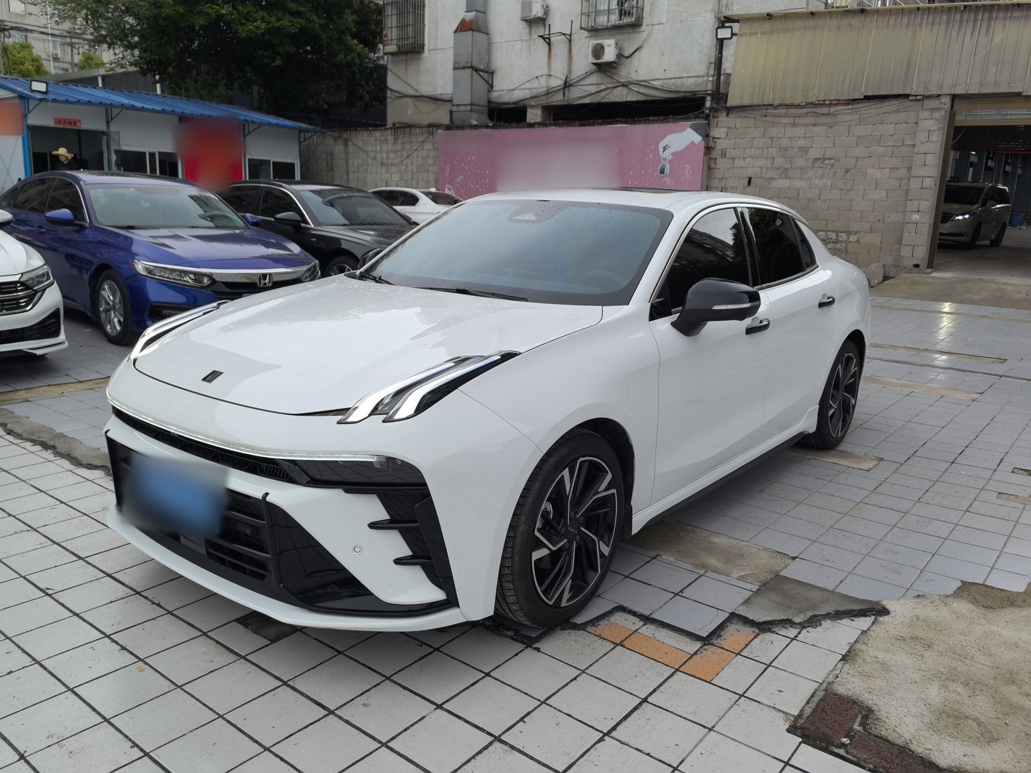 Под передней частью автомобиля