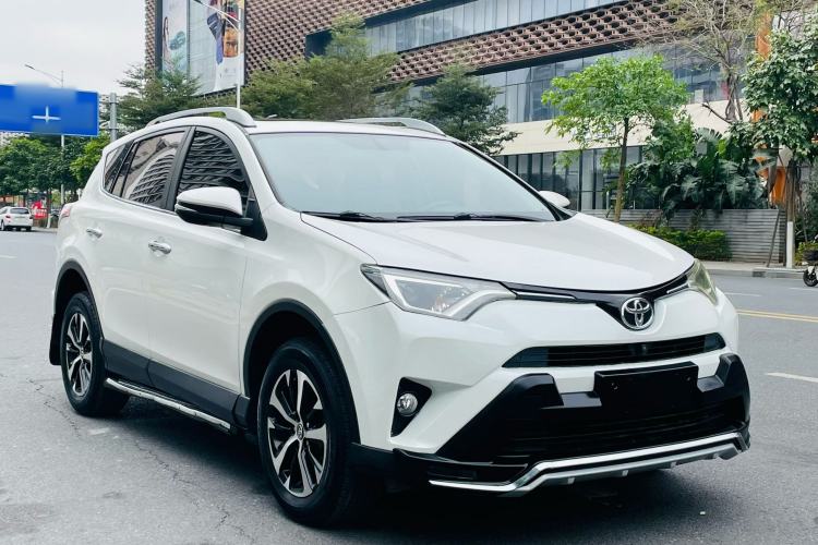 Used Toyota RAV4 2016 2.0L CVT Two-Wheel Drive Fashion Edition China V Standard Exterior 3