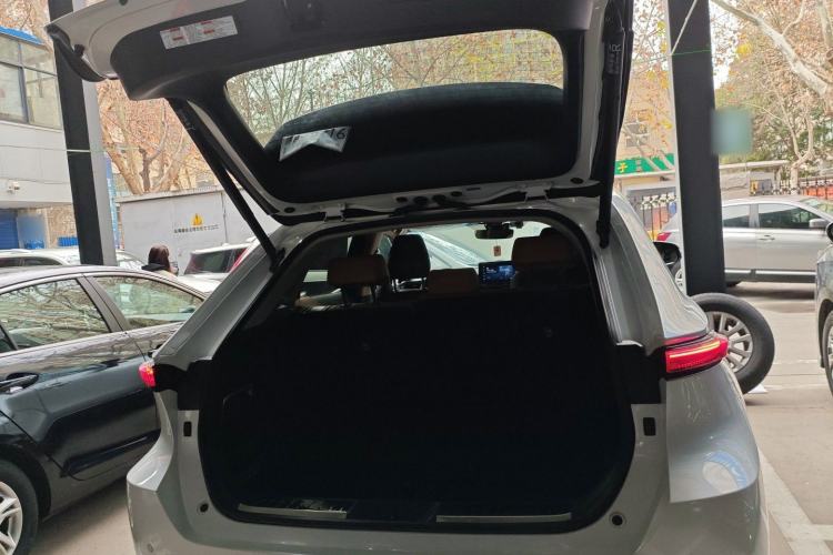 Used Toyota Venza 2023 2.0L CVT Two-Wheel Drive Prestige Version Trunk