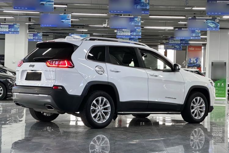Used Jeep Cherokee 2019 2.0T Two-Wheel Drive Smart Enjoyment Version China VI
