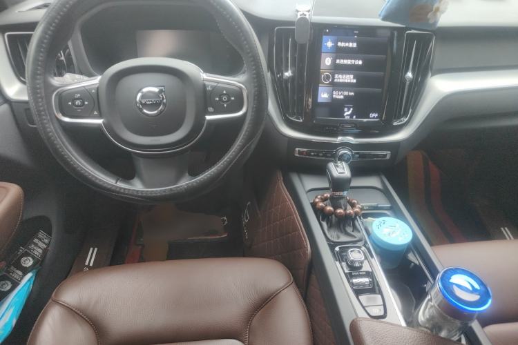 Used Volvo XC60 2021 T5 4x4 Smart Luxury Edition Center Console
