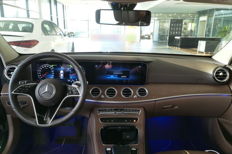 Used Mercedes-Benz E-Class 2023 Updated E 300 L Fashion Edition Center Console