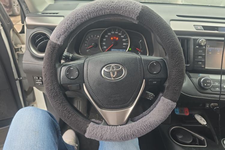 Used Toyota RAV4 2016 2.0L CVT Two-Wheel Drive Fashion Edition China V Standard Steering Wheel