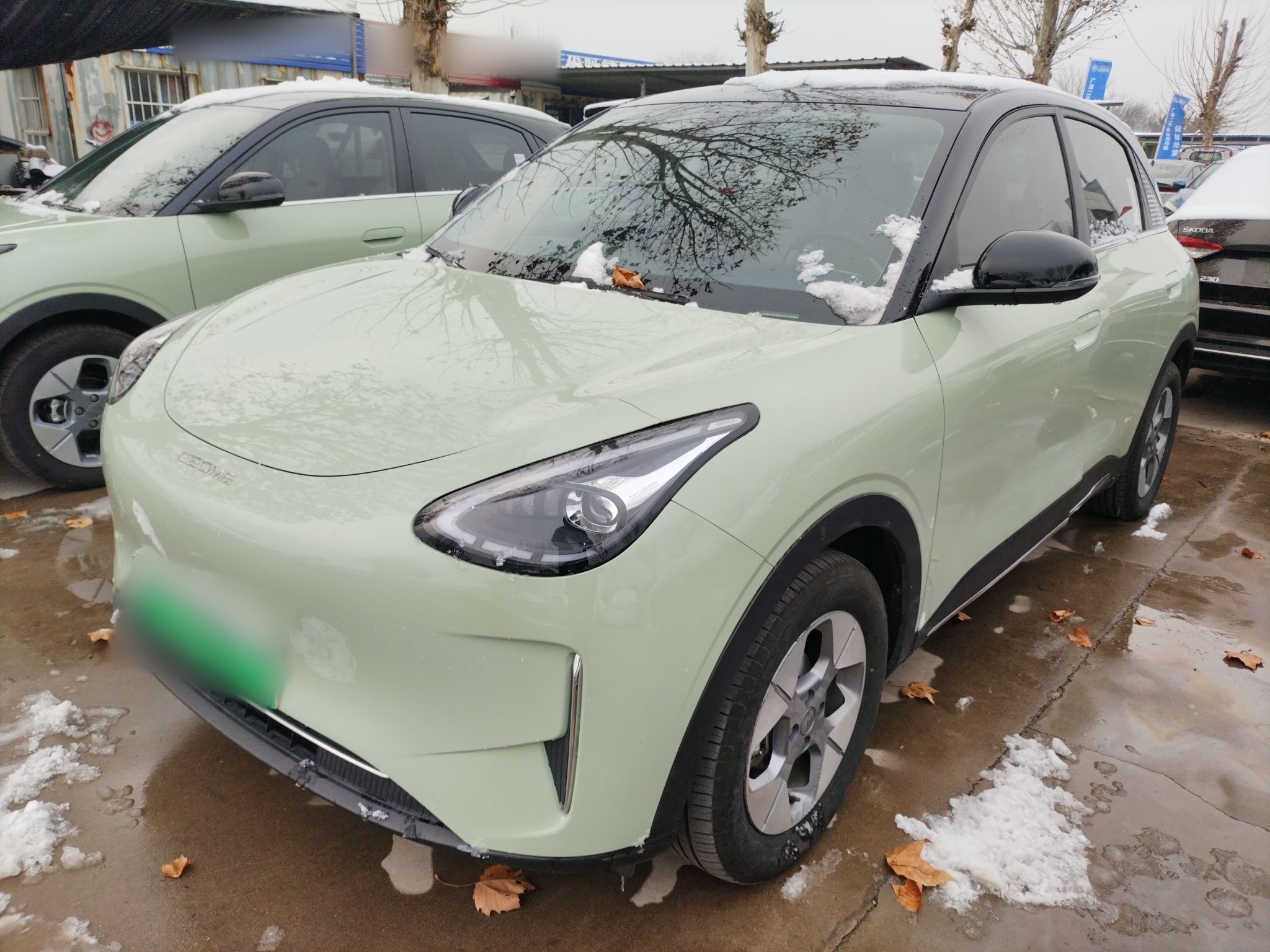 تحت مقدمة السيارة