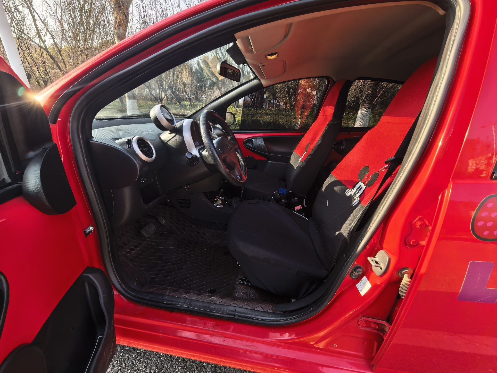 المقاعد الأمامية داخل السيارة