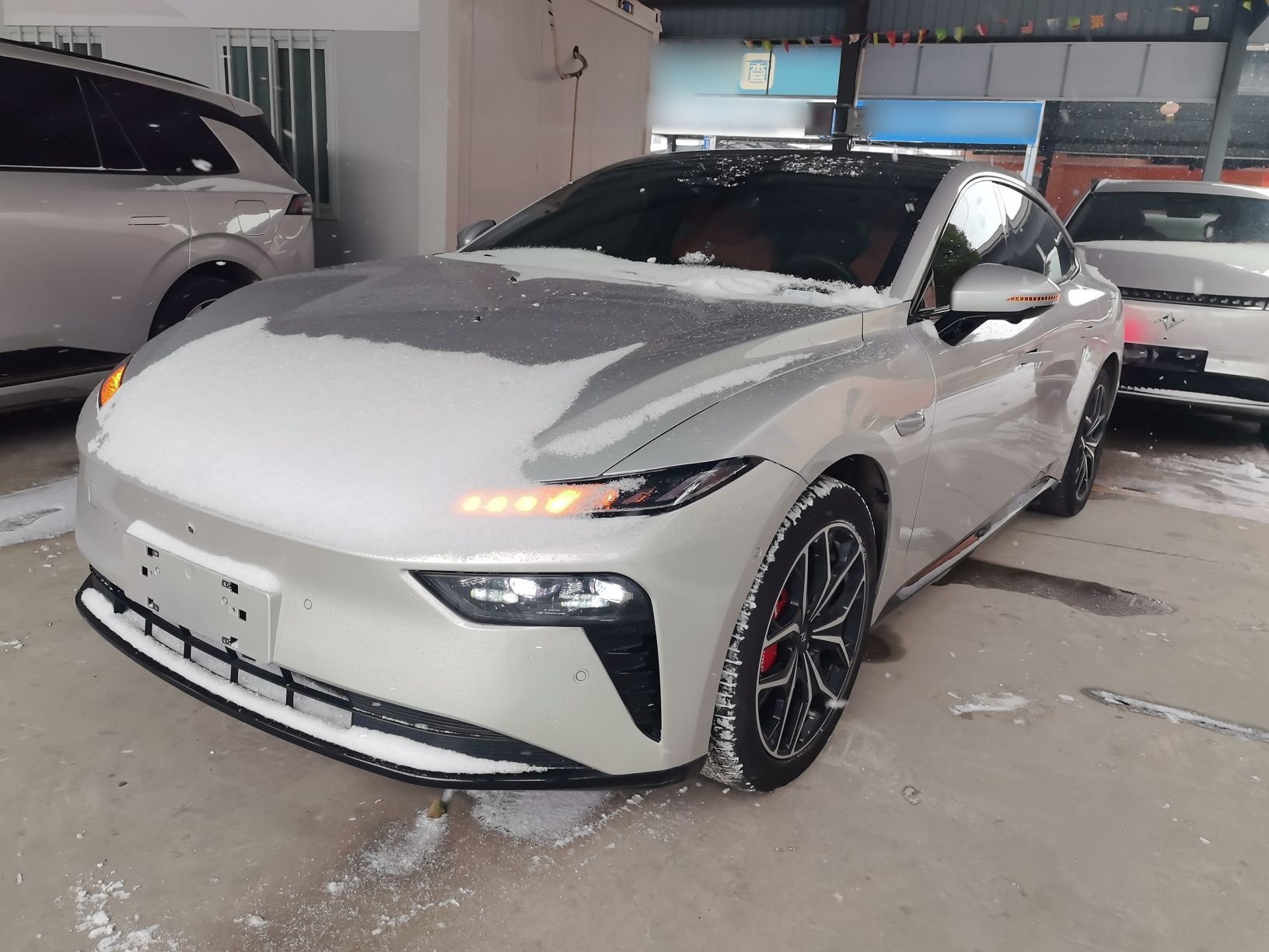 تحت مقدمة السيارة