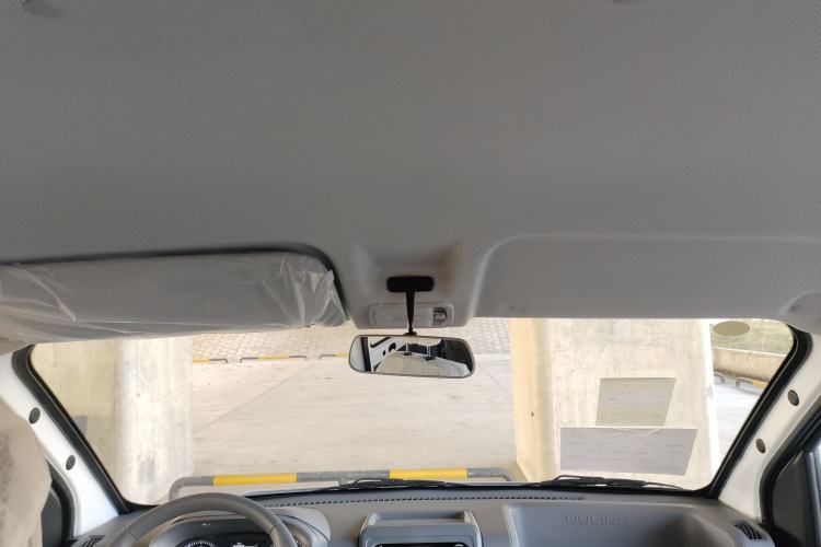 Used Wuling Yangguang 2024 300KM Comfort Version Passenger Van 75kW