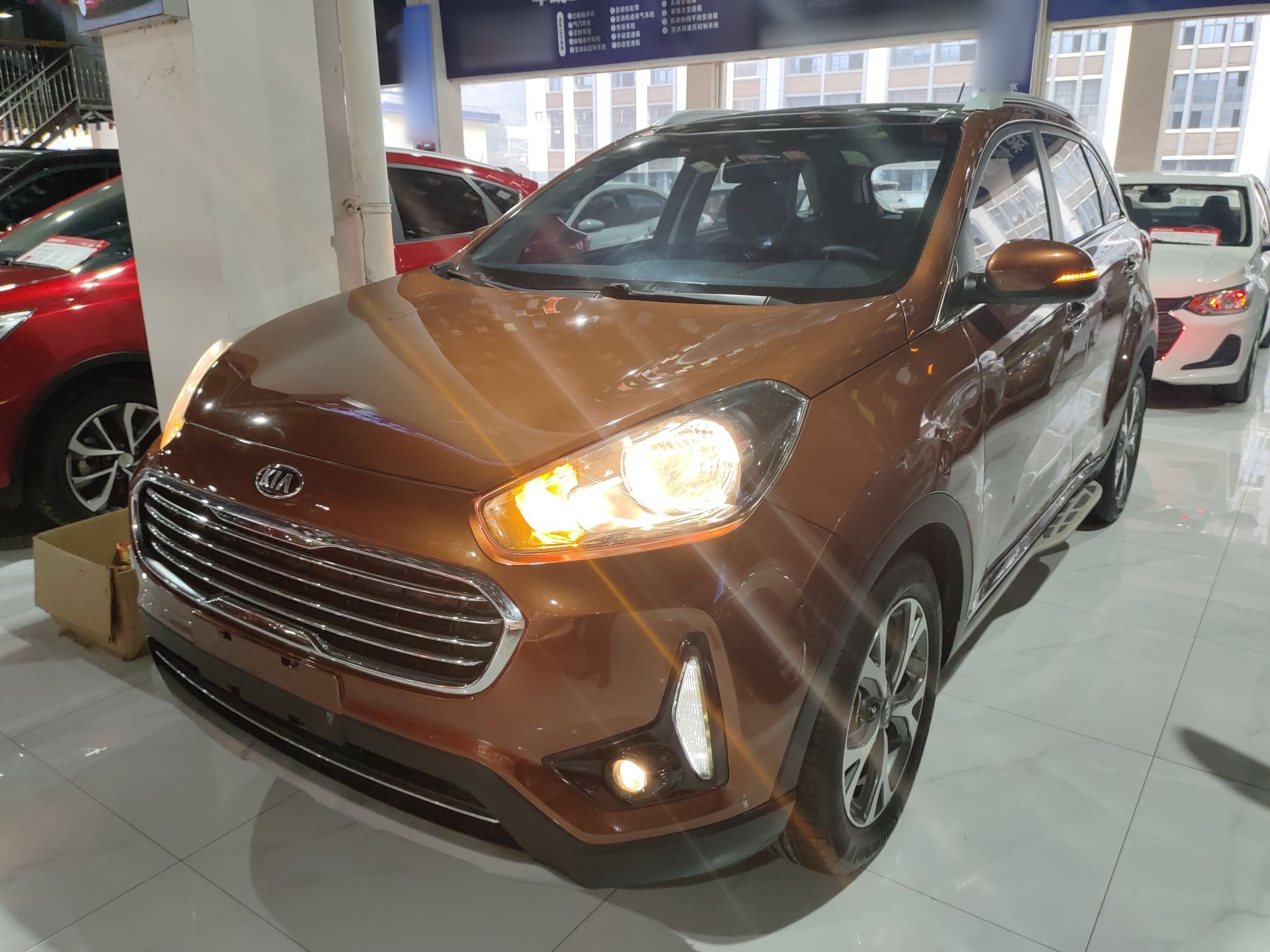 تحت مقدمة السيارة