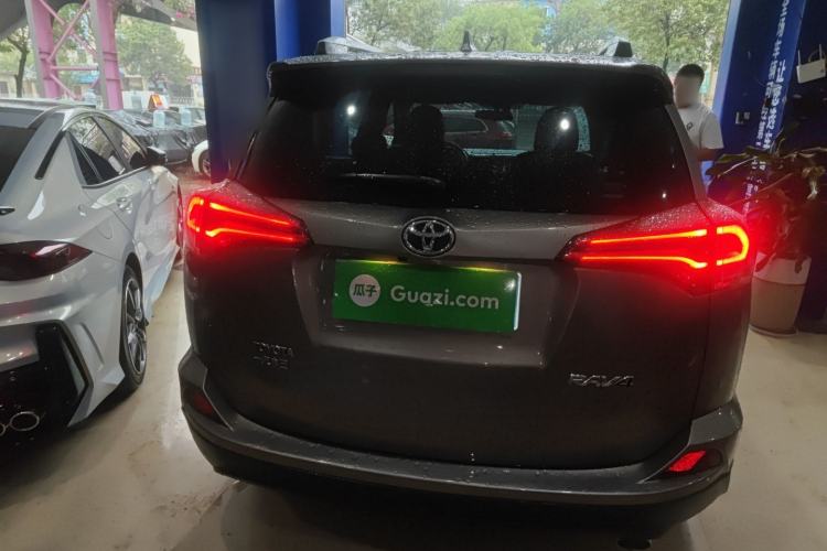 Used Toyota RAV4 2016 2.0L CVT Two-Wheel Drive Fashion Edition China V Standard
