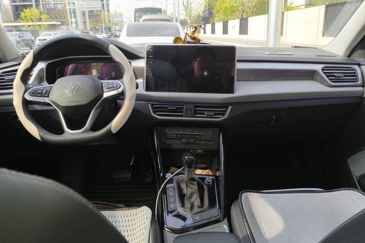 Used Volkswagen Tayron 2023 330TSI Two-Wheel-Drive R-Line High-Energy Version Center Console