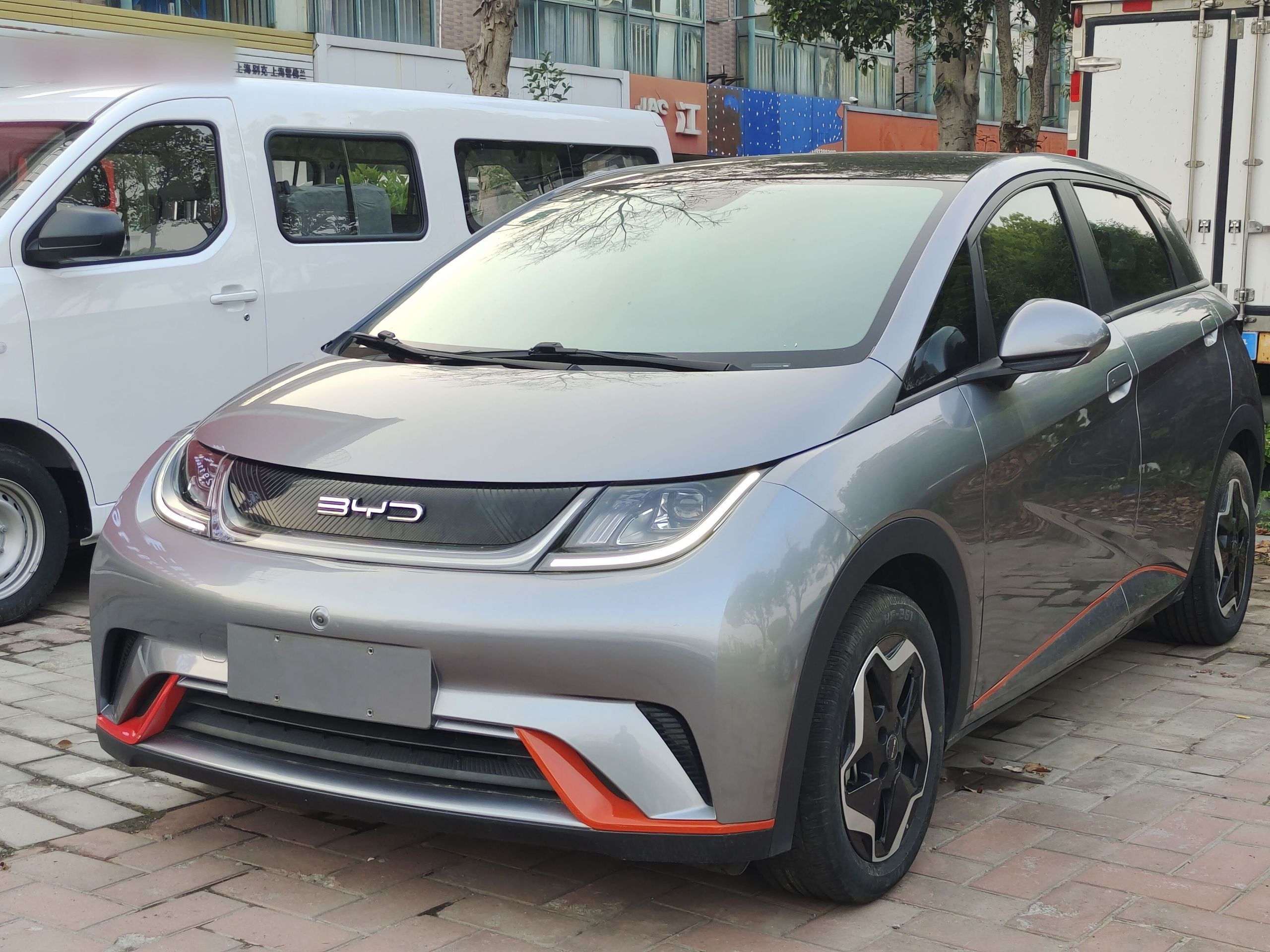 Под передней частью автомобиля