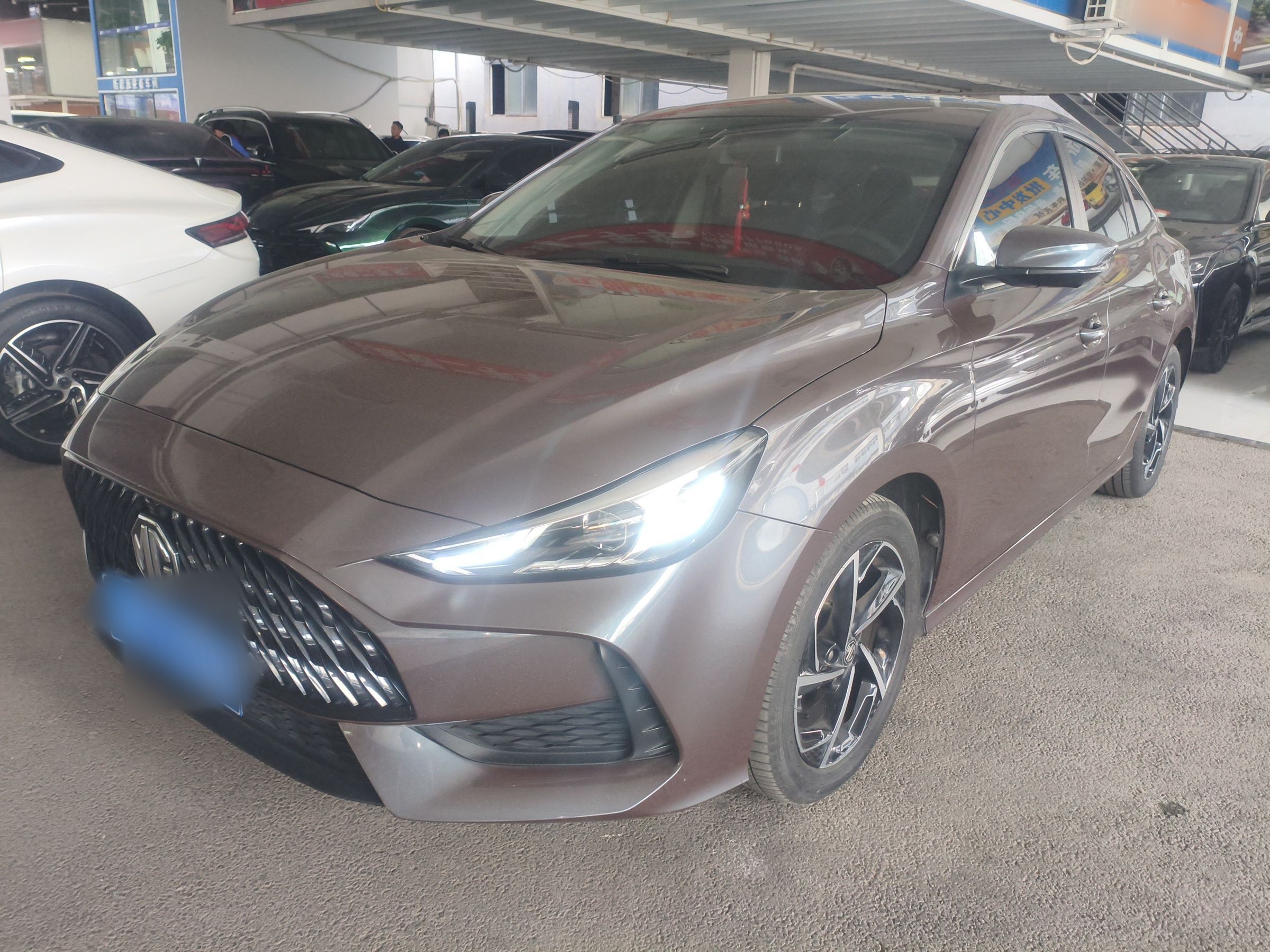 تحت مقدمة السيارة