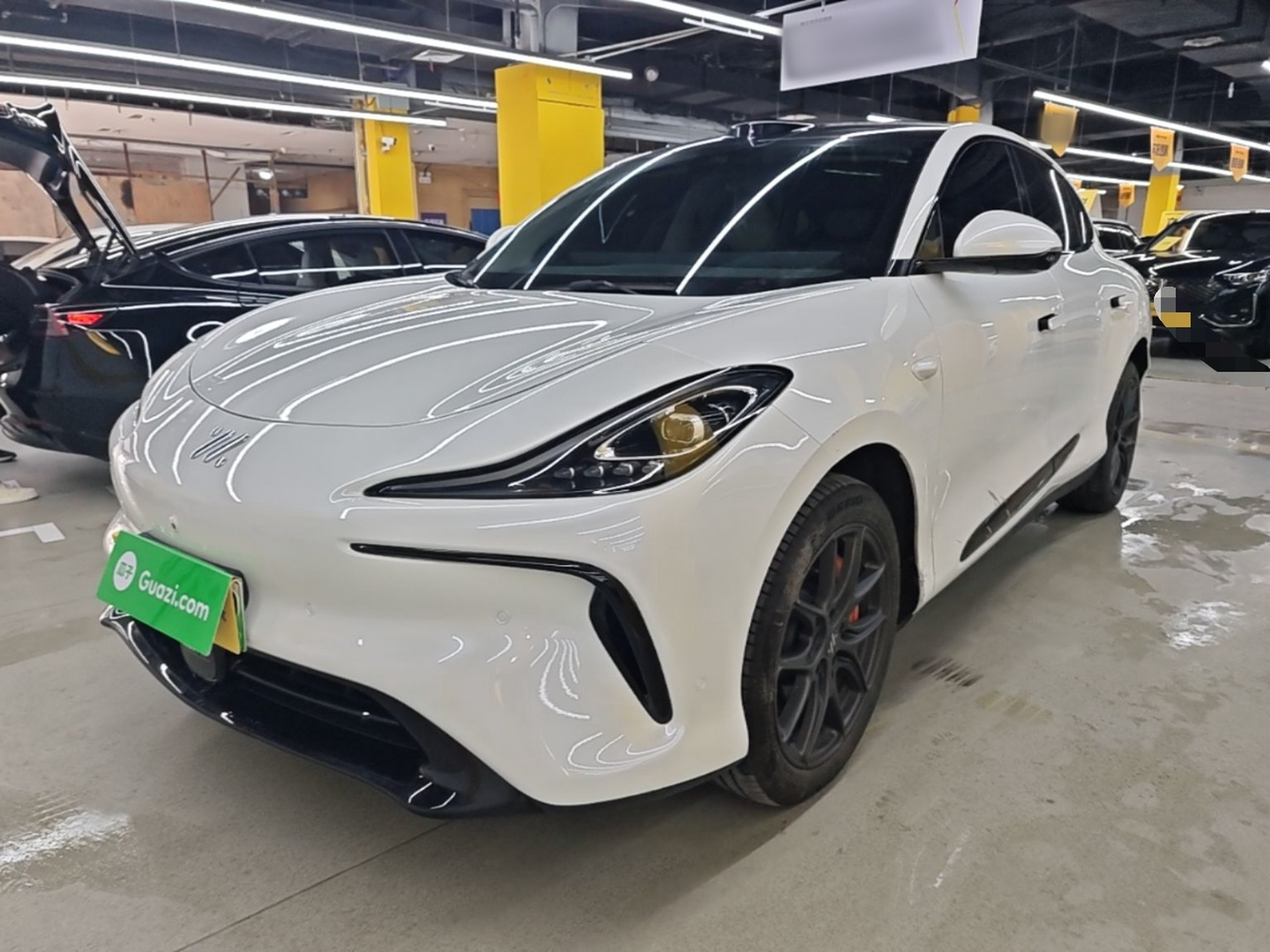 Под передней частью автомобиля
