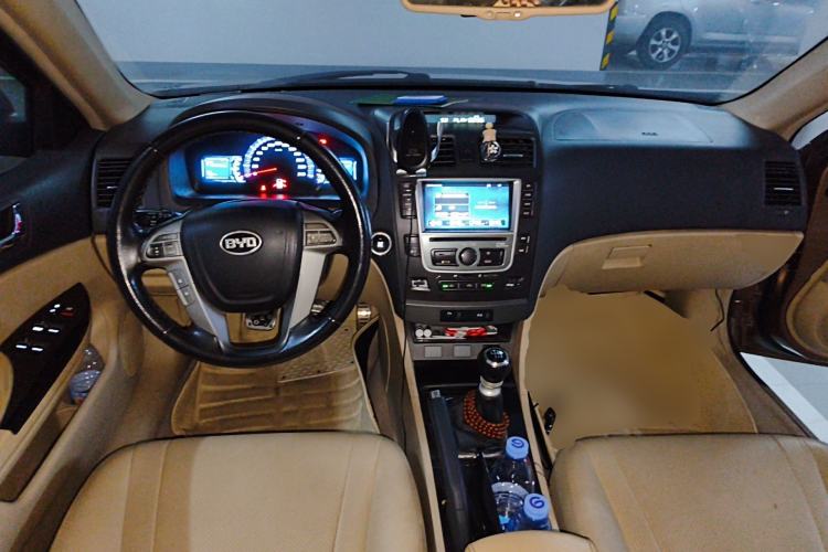 Used BYD G6 2013 1.5TI Manual Luxury Model Center Console