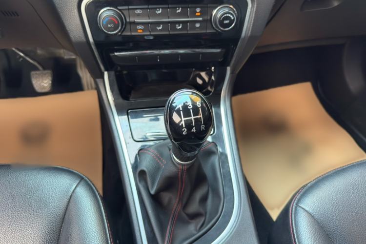 Used Great Wall C50 2014 Upgraded Model 1.5T Manual Fashion Edition Gear Lever