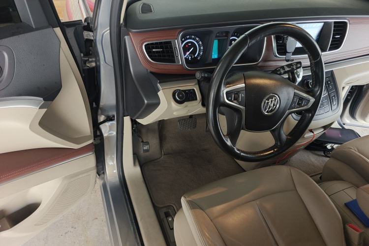 Used Buick GL8 2018 28T Luxury Model China VI Standard Driver Seat