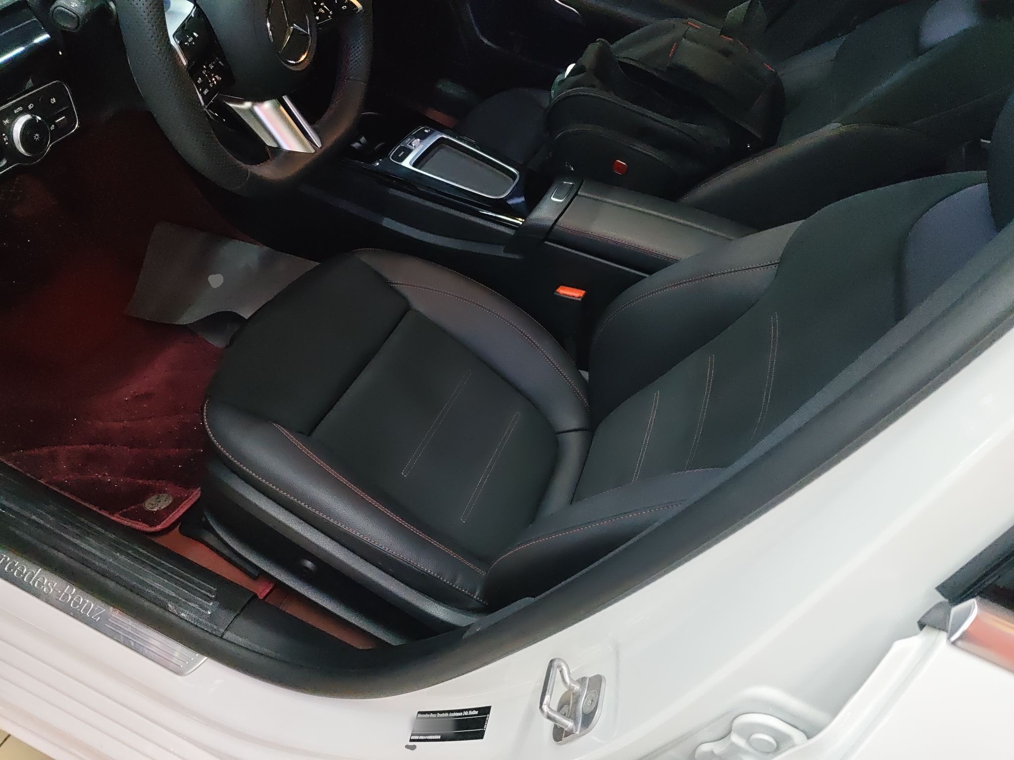 المقاعد الأمامية داخل السيارة