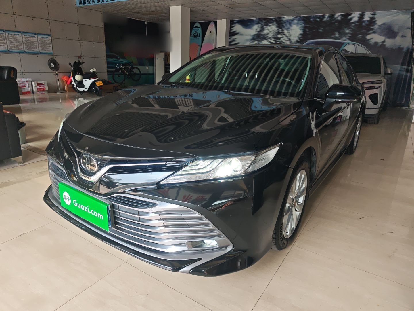 تحت مقدمة السيارة