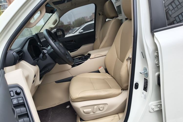 Used Toyota Land Cruiser 2022 3500 3.5T GXR with 20 Wheels Velvet Interior Ambient Lighting and Creep Mode—Middle East Edition Left Front Seat