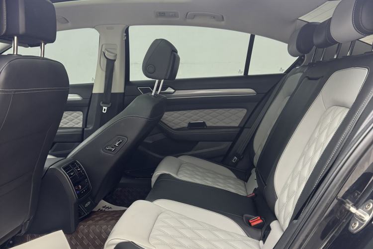 Used Volkswagen Magotan 2023 2 Million Units Limited Edition 330TSI DSG Leading Version
