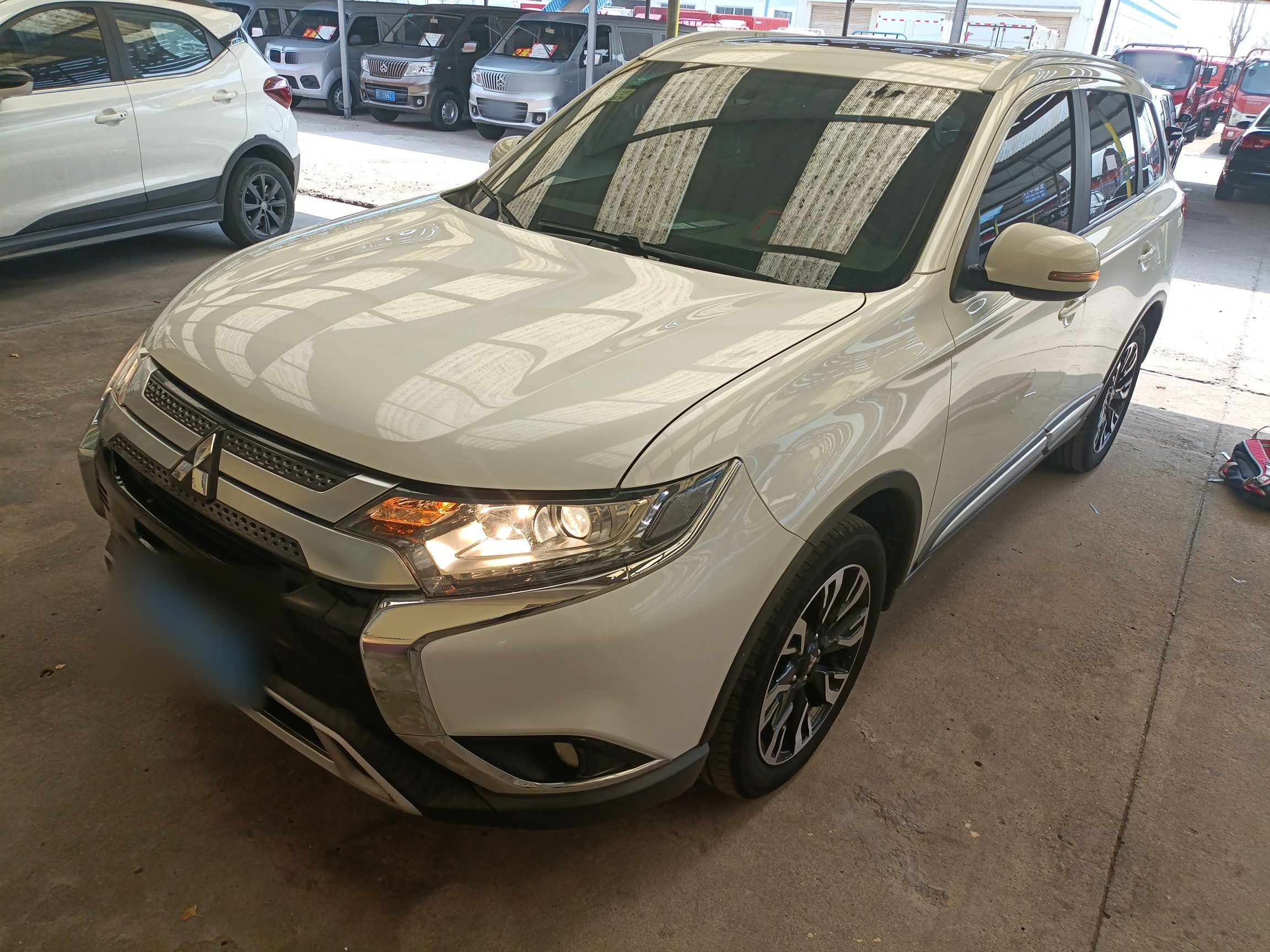 Под передней частью автомобиля